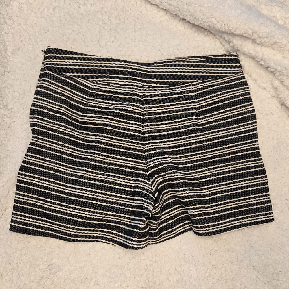 Kenar Womens Shorts BLACK WHITE Geometric Print Mid Rise Chino-Side Zip-Size 10